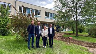 Freuen sich auf den „Garten der Stille“ an der Palliativstation (v.r.): Bürgermeister Markus Hofmann, Brigitte Ertl, Stadtpfarrer Thomas Winderl und Architekt Christof Bayer. Freuen sich auf den „Garten der Stille“ an der Palliativstation (v.r.): Bürgermeister Markus Hofmann, Brigitte Ertl, Stadtpfarrer Thomas Winderl und Architekt Christof Bayer.