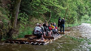 Die Floße fahren auf der Wilden Rodach im Frankenwald. (Archivbild) Die Floße fahren auf der Wilden Rodach im Frankenwald. (Archivbild)