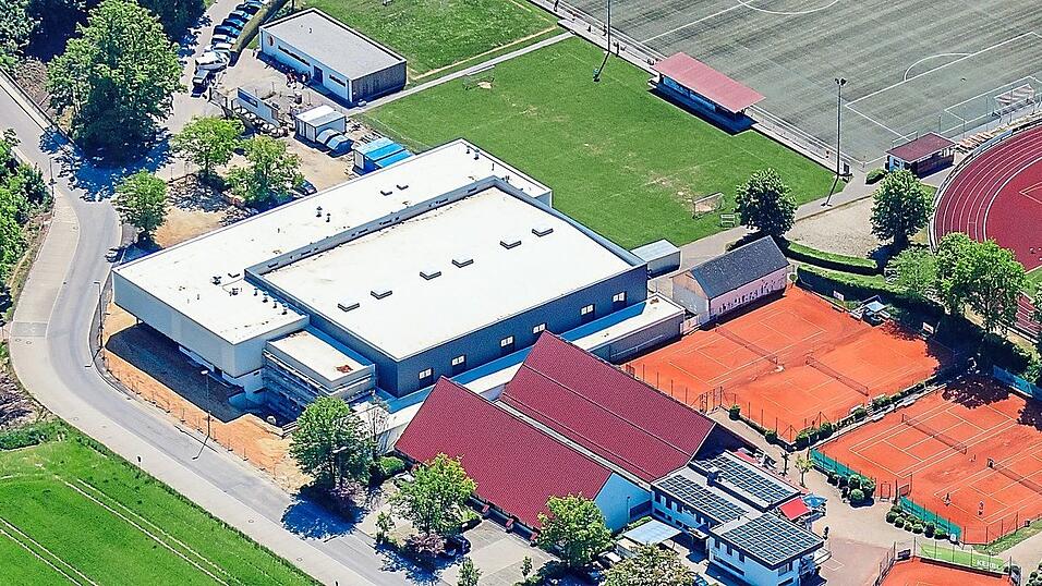 Die Vilstalhallen-Sanierung in Vilsbiburg soll in einigen Monaten abgeschlossen sein. Links ist die Halle zu sehen, rechts die Tennisanlage. Vorne links, auf der anderen Seite der Brückenstraße, sieht man einen Teil der Fläche, auf der in den kommenden Jahren die neue Grundschule gebaut werden soll. Die Vilstalhallen-Sanierung in Vilsbiburg soll in einigen Monaten abgeschlossen sein. Links ist die Halle zu sehen, rechts die Tennisanlage. Vorne links, auf der anderen Seite der Brückenstraße, sieht man einen Teil der Fläche, auf der in den kommenden Jahren die neue Grundschule gebaut werden soll.