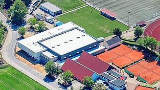 Die Vilstalhallen-Sanierung in Vilsbiburg soll in einigen Monaten abgeschlossen sein. Links ist die Halle zu sehen, rechts die Tennisanlage. Vorne links, auf der anderen Seite der Brückenstraße, sieht man einen Teil der Fläche, auf der in den kommenden Jahren die neue Grundschule gebaut werden soll. Die Vilstalhallen-Sanierung in Vilsbiburg soll in einigen Monaten abgeschlossen sein. Links ist die Halle zu sehen, rechts die Tennisanlage. Vorne links, auf der anderen Seite der Brückenstraße, sieht man einen Teil der Fläche, auf der in den kommenden Jahren die neue Grundschule gebaut werden soll.