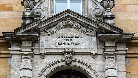 Das Landgericht Regensburg verurteilte zwei Verantwortliche eines Sicherheitsunternehmens aus dem Landkreis Regensburg, die ihre Besch&auml;ftigten nicht bei der Sozialversicherung anmeldeten. (Symbolbild)
