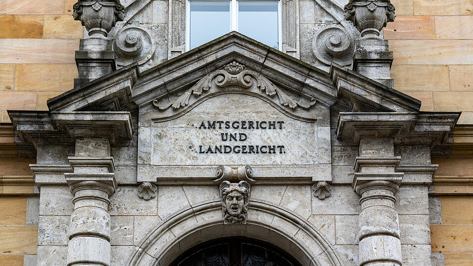 Das Landgericht Regensburg verurteilte zwei Verantwortliche eines Sicherheitsunternehmens aus dem Landkreis Regensburg, die ihre Besch&auml;ftigten nicht bei der Sozialversicherung anmeldeten. (Symbolbild)
