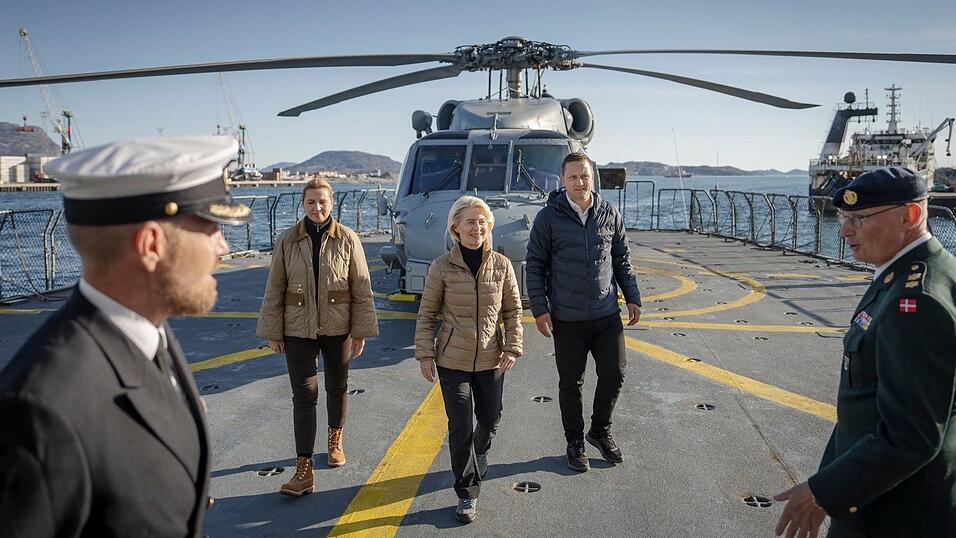 Neben der Schifffahrt durch die arktische Landschaft stand auch der Besuch auf einem Patrouillenschiff der dänischen Streitkräfte auf dem Programm. Neben der Schifffahrt durch die arktische Landschaft stand auch der Besuch auf einem Patrouillenschiff der dänischen Streitkräfte auf dem Programm.
