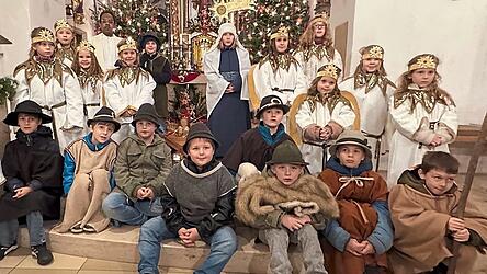 Die Kinder der Pfarrei Sankt Laurentius in Zeholfing f&uuml;hrten ein Krippenspiel auf.