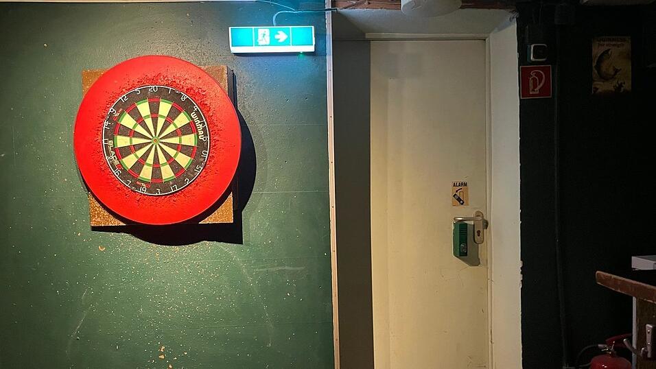 Brandschutzbeauftragte kontrollieren den Notausgang im Pub &bdquo;The Emerald Isle&ldquo; regelm&auml;&szlig;ig - und &ouml;fter als turnusm&auml;&szlig;ig vorgesehen.