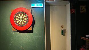 Brandschutzbeauftragte kontrollieren den Notausgang im Pub &bdquo;The Emerald Isle&ldquo; regelm&auml;&szlig;ig - und &ouml;fter als turnusm&auml;&szlig;ig vorgesehen.