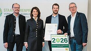 Nach der Ehrung: Michael M&uuml;hlbauer senior (links) und junior (Zweiter von rechts) zusammen mit Staatsministerin Michaela Kaniber sowie G&auml;rtnereiverband-Pr&auml;sident Hermann Berchtenbreiter.