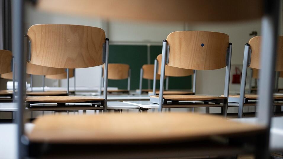 Ob die Tafel und Stühle im Klassenzimmer, die Schulkantine, Computer in der Verwaltung oder Straßenbau - öffentliche Beschaffung betrifft viele Bereiche. (Symbolbild) Ob die Tafel und Stühle im Klassenzimmer, die Schulkantine, Computer in der Verwaltung oder Straßenbau - öffentliche Beschaffung betrifft viele Bereiche. (Symbolbild)