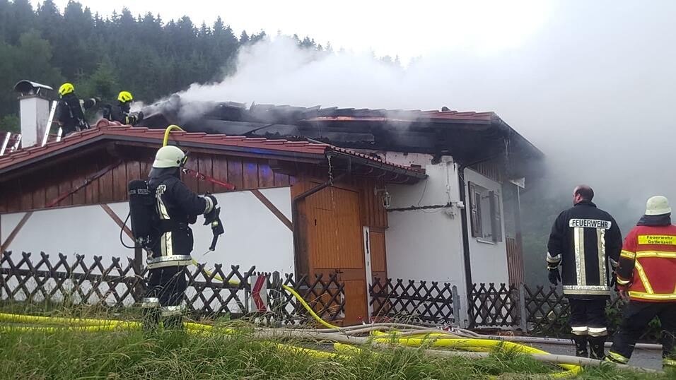 In einem Patersdorfer Ortsteil hat ein Blitz ein Wohnhaus entzündet.