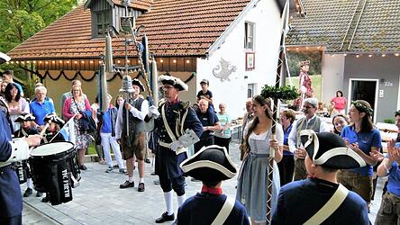 Ständchen am Dieberg für die Ritterin, deren Familie und Freunde.