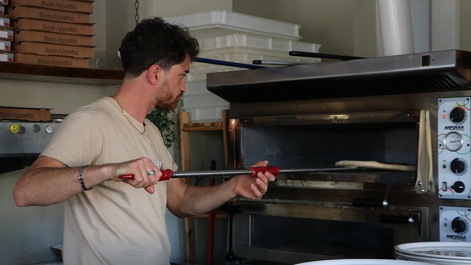Felice Savaglia ist ein erfahrener Koch aus Kalabrien - und versorgt nun als Küchenchef im Via Vai Menschen aus Oberahrain und Umgebung mit Pizza und Pasta. Felice Savaglia ist ein erfahrener Koch aus Kalabrien - und versorgt nun als Küchenchef im Via Vai Menschen aus Oberahrain und Umgebung mit Pizza und Pasta.