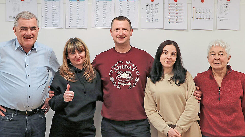 Der Kursleiter Josef Hierbeck (l.) und vier seiner ukrainischen Kursteilnehmer: Khrystyna Muzyk, Oleksandr Yavdoskenko, Khrystyna Dobromylska und Iryna Dekhtiarova. Der Kursleiter Josef Hierbeck (l.) und vier seiner ukrainischen Kursteilnehmer: Khrystyna Muzyk, Oleksandr Yavdoskenko, Khrystyna Dobromylska und Iryna Dekhtiarova.