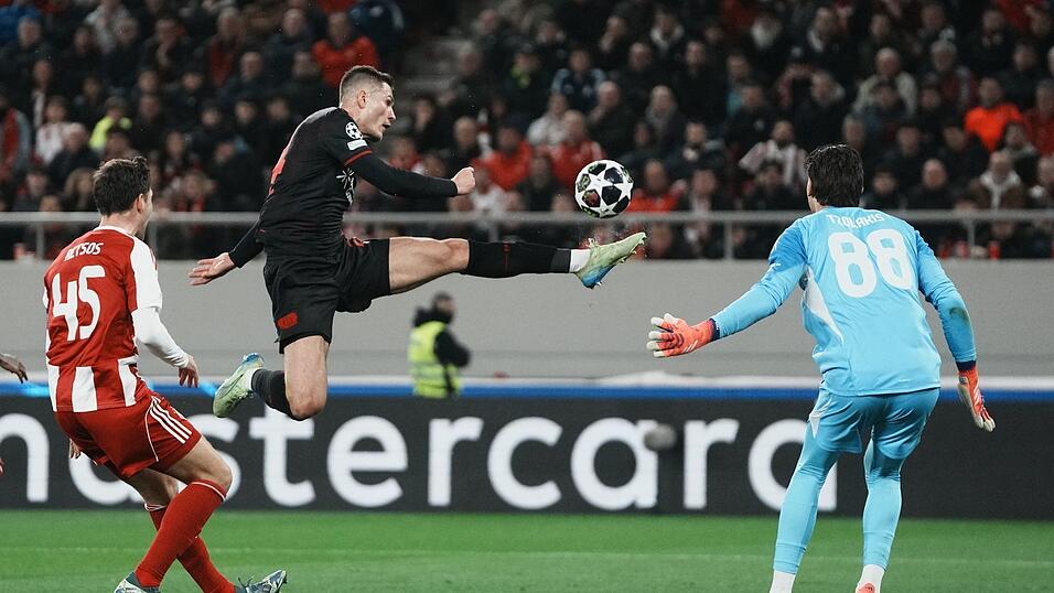 Leverkusens Patrik Schick scheitere in Halbzeit eins an Pir&auml;us-Keeper Konstantinos Tzolakis.