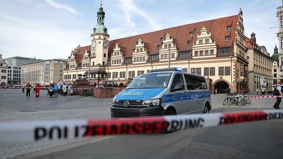 In Leipzig ist ein Auto in mehrere Menschen gefahren. Nach Angaben der Polizei gibt es mehrere Verletzte.