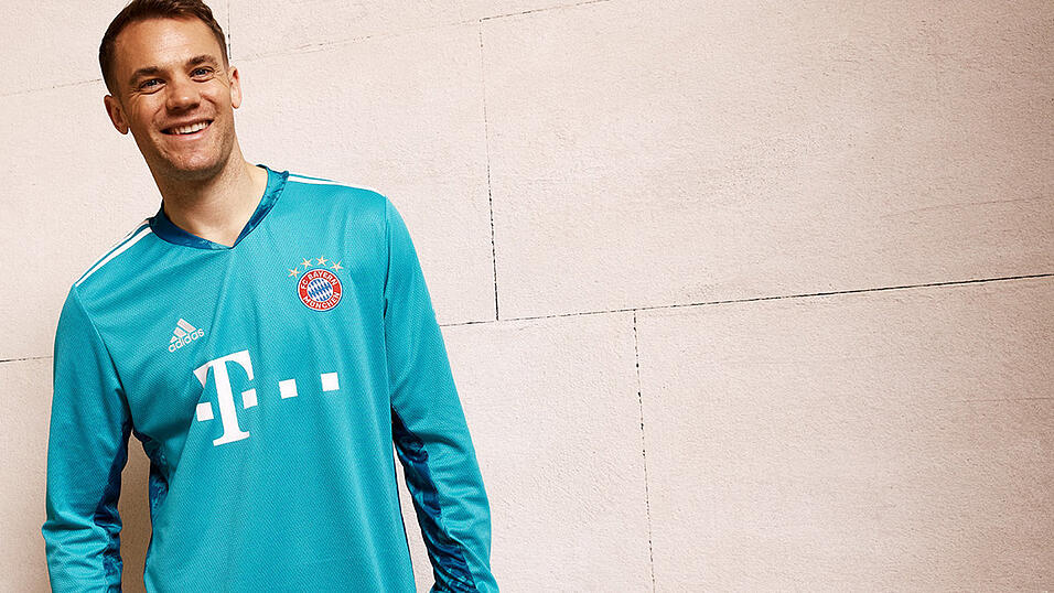 Manuel Neuer pr&auml;sentiert das neue Torwarttrikot der M&uuml;nchner.