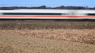 Die bisherige ICE-Strecke zwischen den benachbarten Gro&szlig;st&auml;dten Augsburg und Ulm soll durch eine neue Trasse ersetzt werden. (Archivbild)