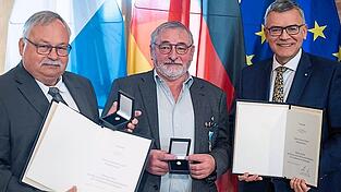 Geehrt wurden auch Johann Kriegler und Johann Schart vom Krieger- und Reservistenverein Hebrontshausen.