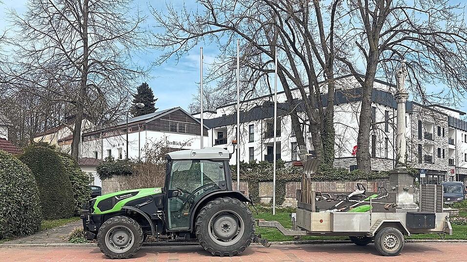 Mit seinem Traktor samt Arbeitsutensilien f&auml;hrt Stadtg&auml;rtner Bernhard Weindl zu seinen Arbeitsstellen.