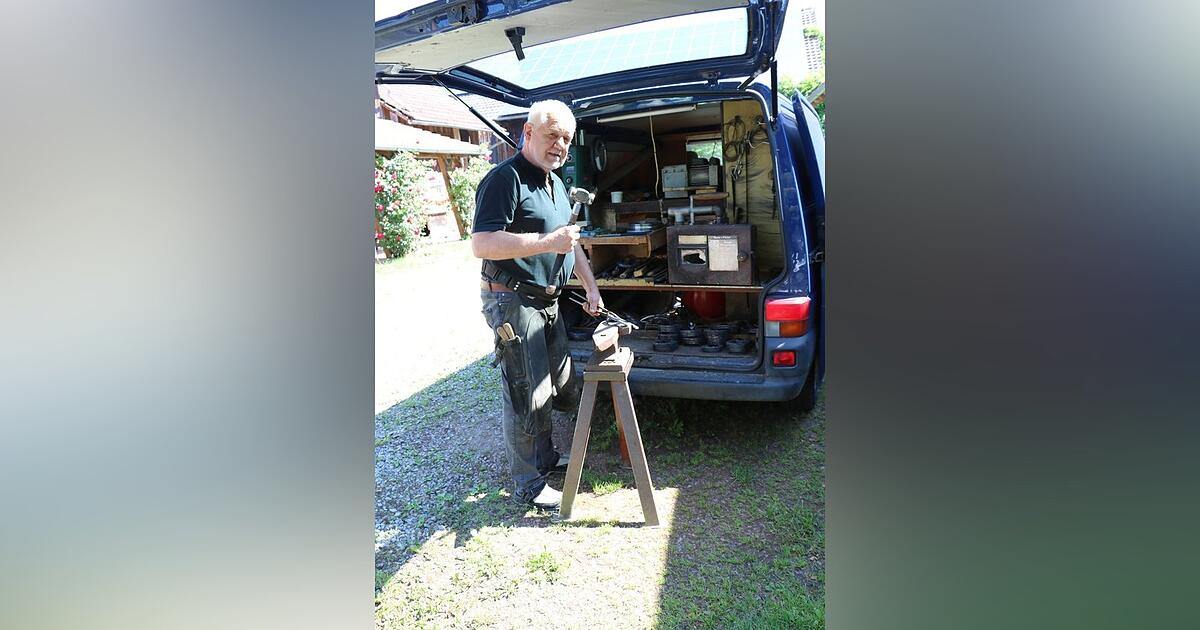 Andreas Straub from Niederwinkling keeps the blacksmithing craft alive