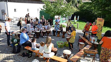 Trommeln für alle mit den Ubuntu Drummers. Trommeln für alle mit den Ubuntu Drummers.