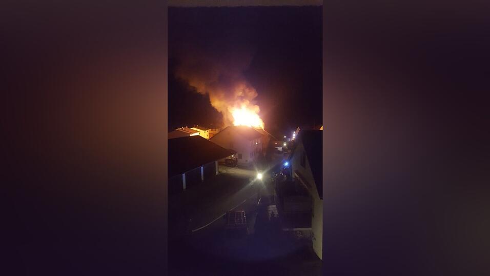 Flammeninferno am frühen Sonntagmorgen in Fahrenzhausen (Kreis Freising) im Ortsteil Viehbach. Dort brannte der Dachstuhl eines Mehrfamilienhauses. Die Brandursache ist aktuell noch völlig unklar. Flammeninferno am frühen Sonntagmorgen in Fahrenzhausen (Kreis Freising) im Ortsteil Viehbach. Dort brannte der Dachstuhl eines Mehrfamilienhauses. Die Brandursache ist aktuell noch völlig unklar.
