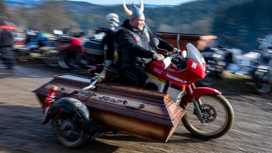 Auch kuriose Gef&auml;hrte sind zu sehen - hier ein Modell mit Sarg als Beiwagen.