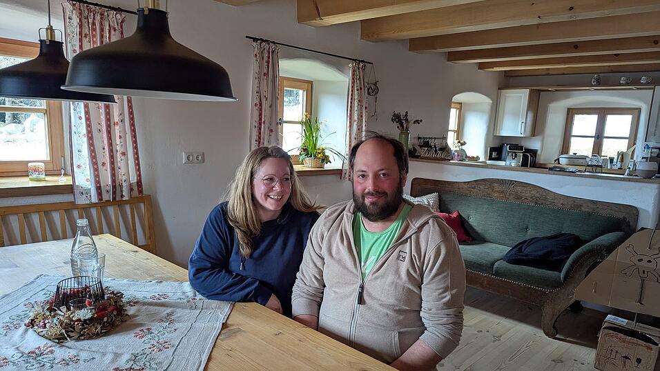Mittlerweile ist das alte Wohnhaus auf dem Kastlhof renoviert, hier leben Kerstin Bindl und Michael Schroll mit ihrer Familie. In der Stube blicken sie zurück auf die schreckliche Brandnacht und auf den schwierigen Weg bis zum jetzigen Erlebnisbauernhof. Mittlerweile ist das alte Wohnhaus auf dem Kastlhof renoviert, hier leben Kerstin Bindl und Michael Schroll mit ihrer Familie. In der Stube blicken sie zurück auf die schreckliche Brandnacht und auf den schwierigen Weg bis zum jetzigen Erlebnisbauernhof.