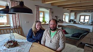 Mittlerweile ist das alte Wohnhaus auf dem Kastlhof renoviert, hier leben Kerstin Bindl und Michael Schroll mit ihrer Familie. In der Stube blicken sie zurück auf die schreckliche Brandnacht und auf den schwierigen Weg bis zum jetzigen Erlebnisbauernhof.