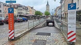 Hier an der Einfahrt am Luitpoldplatz startet das Pilotprojekt mit der automatischen Kennzeichenerkennung.