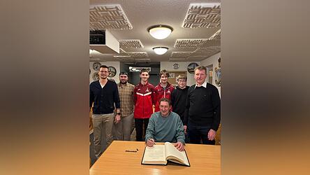 Beim Eintrag ins Goldene Buch der Gemeinde Atting wurde noch einmal der deutsche Vizemeistertitel bei der U14 gew&uuml;rdigt (v. l.): EC-Vorsitzender Georg Mauerer, 2. Vorsitzender Jakob Aumer, Simon Stimmer, Lukas Amann, Alexander Schedlbauer, B&uuml;rgermeister Robert Ruber sowie vorne Jugendwart Karl Eben.