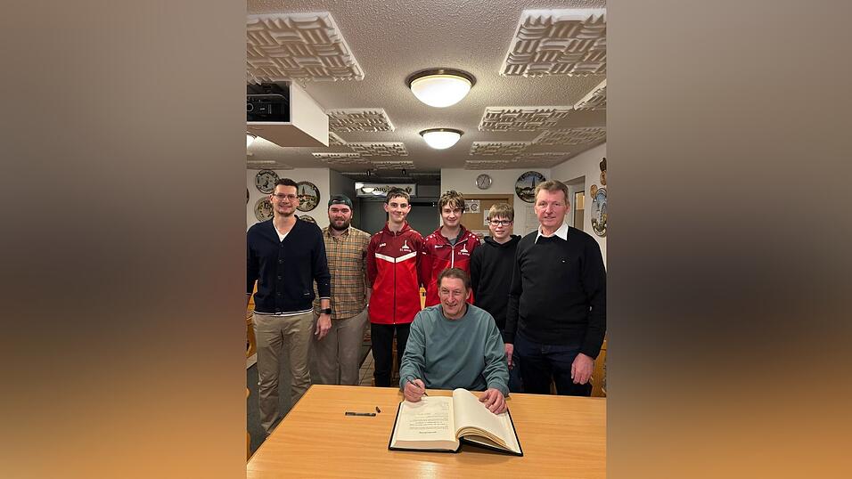 Beim Eintrag ins Goldene Buch der Gemeinde Atting wurde noch einmal der deutsche Vizemeistertitel bei der U14 gew&uuml;rdigt (v. l.): EC-Vorsitzender Georg Mauerer, 2. Vorsitzender Jakob Aumer, Simon Stimmer, Lukas Amann, Alexander Schedlbauer, B&uuml;rgermeister Robert Ruber sowie vorne Jugendwart Karl Eben.
