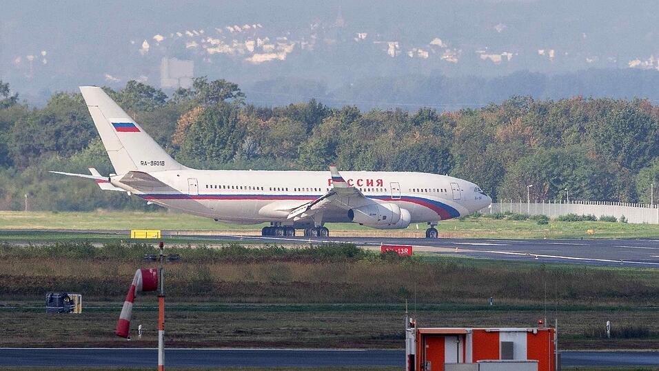 In Russland registrierte Flugzeuge dürfen wegen der Sanktionen im Kontext des Ukraine-Kriegs eigentlich nicht mehr in EU-Staaten fliegen. In Russland registrierte Flugzeuge dürfen wegen der Sanktionen im Kontext des Ukraine-Kriegs eigentlich nicht mehr in EU-Staaten fliegen.