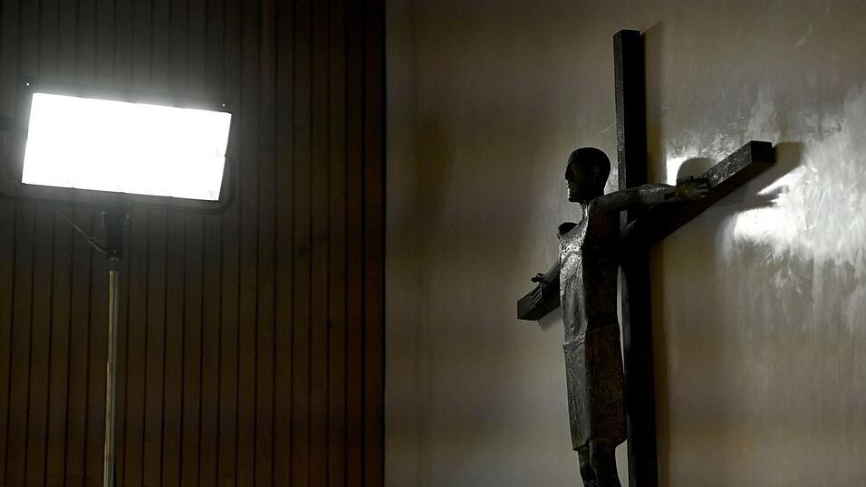 Ein Kreuz h&auml;ngt an der Wand.