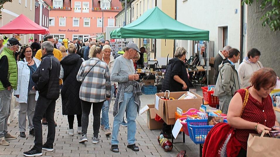 Zahlreiche Besucher auf Shoppingtour füllen die Wörther Ludwig- und Taxisstraße. Zahlreiche Besucher auf Shoppingtour füllen die Wörther Ludwig- und Taxisstraße.