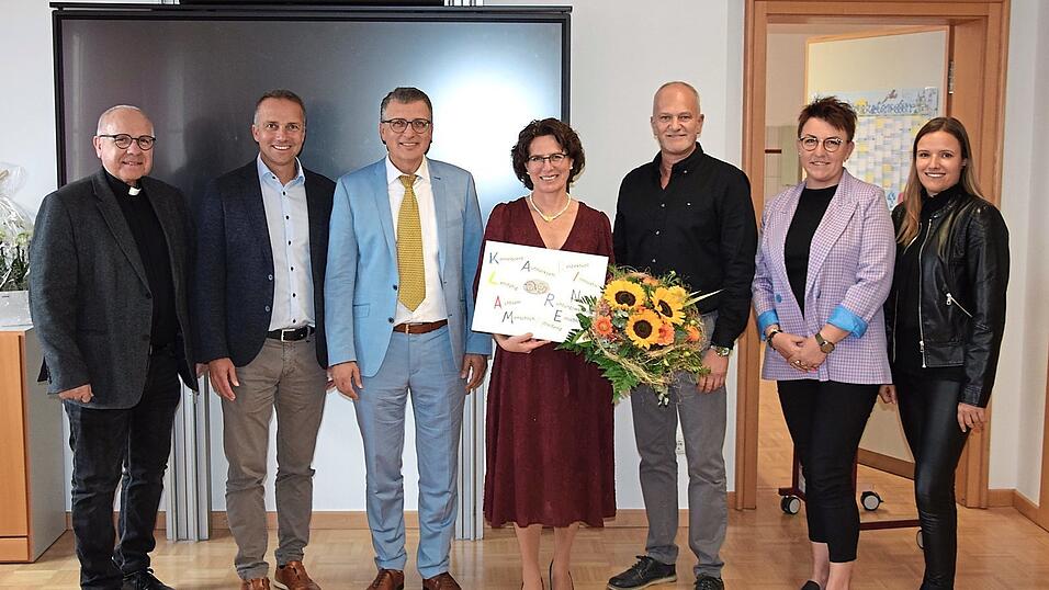 Pfarrer Eugen Pruszynski (von links), B&uuml;rgermeister Armin Grassinger, Schulamtsdirektor Stefan Pielmeier, Direktorin Karin Lammer, Konrektor Franz Weinzierl sowie Magdalena Walaschek und Verena Otto vom Elternbeirat.
