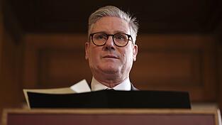 Der britische Premierminister Keir Starmer spricht zu Auszubildenden und Vertretern der Verteidigungsindustrie während einer Berufsmesse in der Downing Street 10.