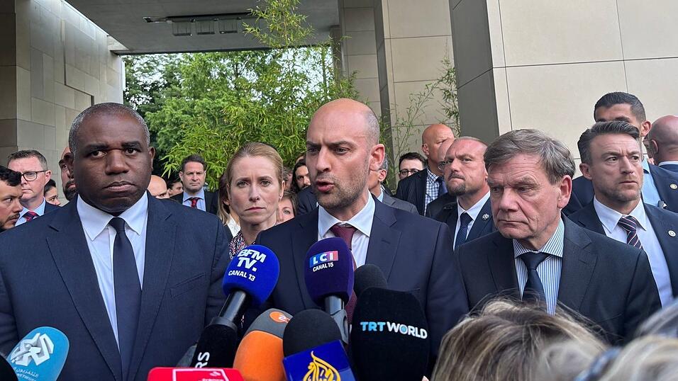 Außenminister Johann Wadephul (r-l) und die Außenminister von Frankreich, Jean-Noël Barrot, und Großbritannien, David Lammy, am Freitag in Genf. Außenminister Johann Wadephul (r-l) und die Außenminister von Frankreich, Jean-Noël Barrot, und Großbritannien, David Lammy, am Freitag in Genf.
