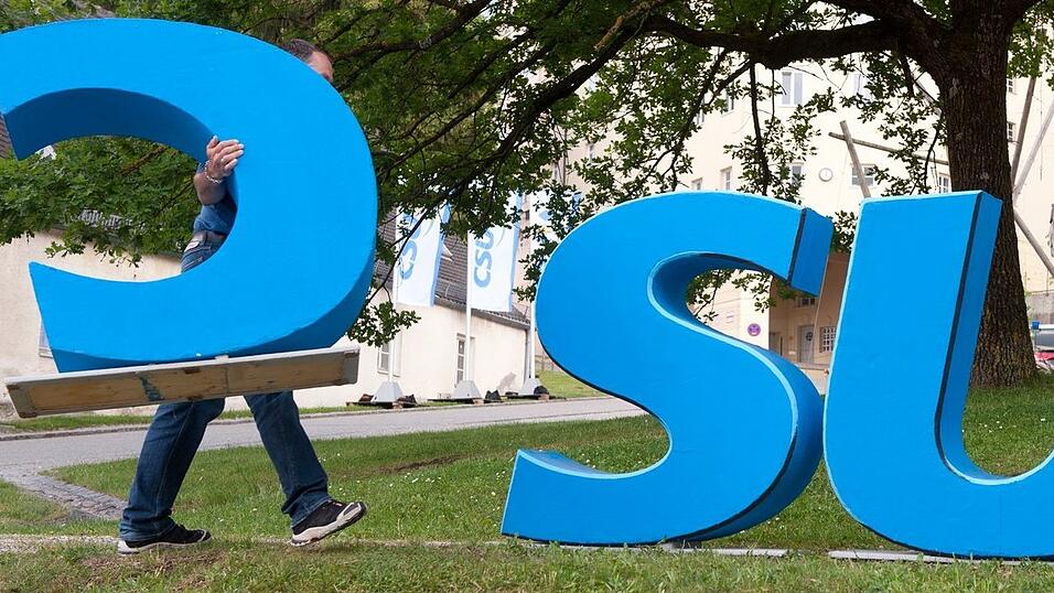 Die CSU steht unter Druck - noch nie musste sie im bürgerlich-konservativen Lager rechts der Mitte mit mehr Konkurrenz klarkommen als derzeit. (Illustration) Die CSU steht unter Druck - noch nie musste sie im bürgerlich-konservativen Lager rechts der Mitte mit mehr Konkurrenz klarkommen als derzeit. (Illustration)