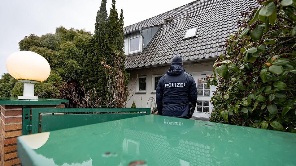 Laut Polizei bedrohte der 25-J&auml;hrige die Einsatzkr&auml;fte mit einer Schusswaffe und einem Messer.