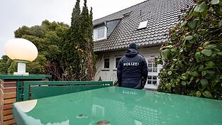 Laut Polizei bedrohte der 25-Jährige die Einsatzkräfte mit einer Schusswaffe und einem Messer. Laut Polizei bedrohte der 25-Jährige die Einsatzkräfte mit einer Schusswaffe und einem Messer.