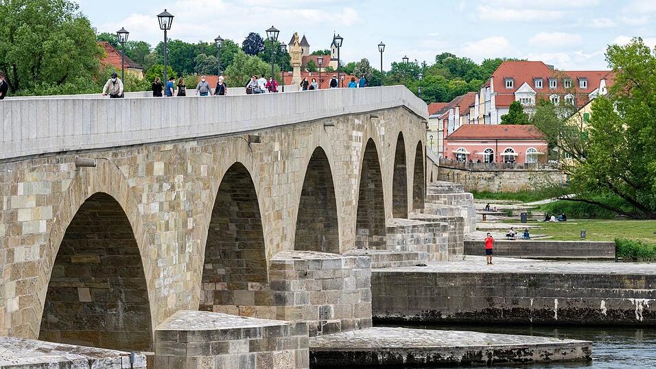 Die mittelalterliche Steinerne Br&uuml;cke f&uuml;hrt &uuml;ber die Donau zur Regensburger Altstadt. (Archivbild)