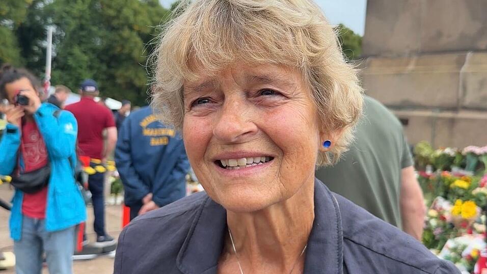 Anne Sandø Seierstad kommen die Tränen, als sie über den gestorbenen König spricht. Anne Sandø Seierstad kommen die Tränen, als sie über den gestorbenen König spricht.