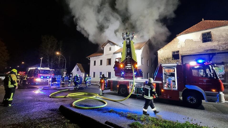 Bis in den Morgen hinein waren die Einsatzkr&auml;fte besch&auml;ftigt, um den Brand zu l&ouml;schen.