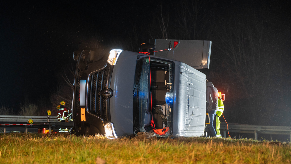 Wegen der aufwändigen Bergung war eine längere Sperrung der Auffahrt zur B15n nötig.
