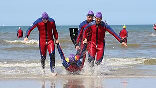 Die Viechtacher Rettungsschwimmer in Aktion.