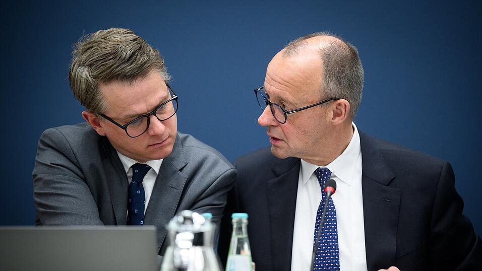 CDU-Generalsekret&auml;r Carsten Linnemann (l.) und Bundeskanzler Friedrich Merz: Den Vorschlag der SPD, eine Zusatzabgabe auf Miet- und Kapitaleink&uuml;nfte zu erheben, lehnt die CDU ab.