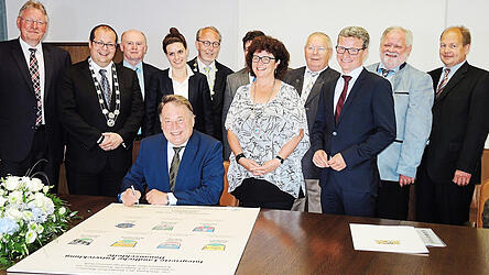 Die Gr&uuml;ndungsb&uuml;rgermeister der ILE Donauschleife mit dem damaligen bayerischen Staatsminister f&uuml;r Ern&auml;hrung, Landwirtschaft und Forsten, der die Gr&uuml;ndungsurkunde unterschrieb.