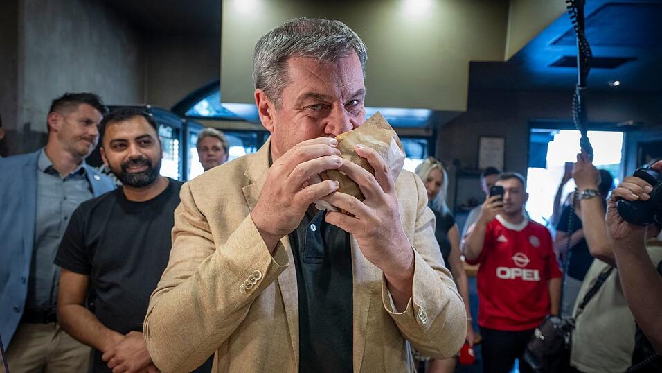 Die Weltlage sei ernst geworden - das will Bayerns Ministerpr&auml;sident Markus S&ouml;der (CSU) k&uuml;nftig auch bei seinen Social-Media-Auftritten ber&uuml;cksichtigen - und nicht mehr ganz so viele D&ouml;ner-Fotos posten (Archivbild).