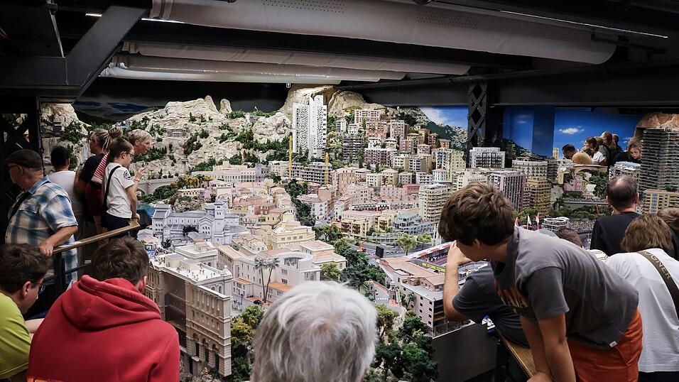 Ganz nah dran: Im Miniatur Wunderland können die Besucher jedes Detail genau inspizieren. Ganz nah dran: Im Miniatur Wunderland können die Besucher jedes Detail genau inspizieren.
