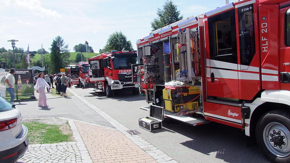 18 neue Einsatzfahrzeuge präsentierten sich den Besuchern bei der Einweihung des neuen Gerätehauses in Drachselsried. 18 neue Einsatzfahrzeuge präsentierten sich den Besuchern bei der Einweihung des neuen Gerätehauses in Drachselsried.